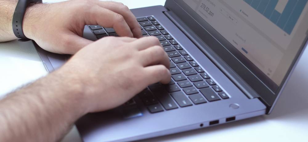 Ondernemer controleert de basis SEO van zijn website